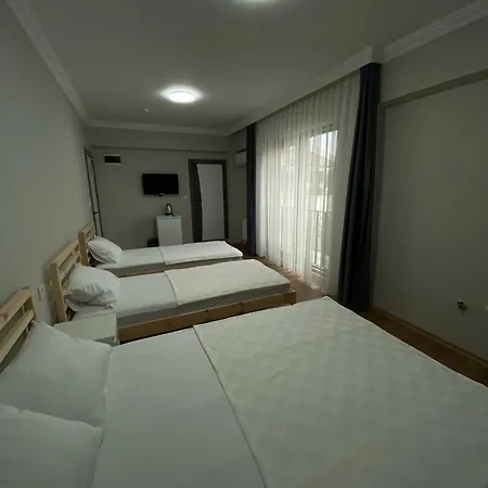 Rose Hotel *
